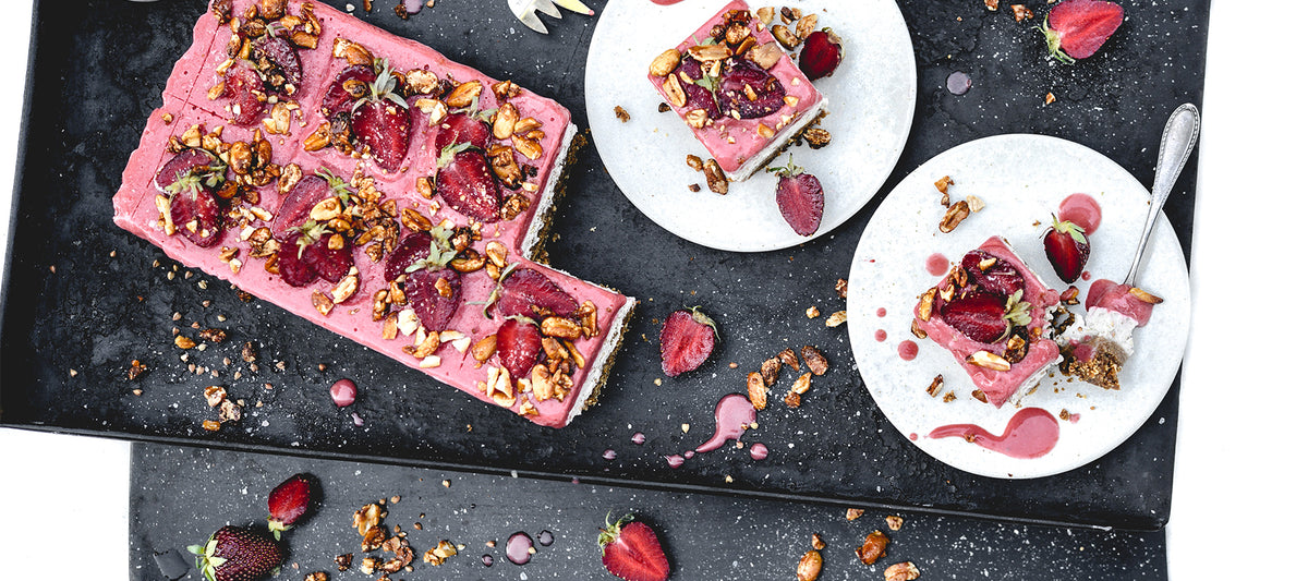Bombastischer roher Erdbeer-Tofu-Cashew-Cheesecake mit Erdnusskaramell